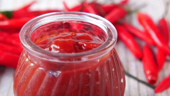 小罐子里的辣椒和番茄酱放在桌上
