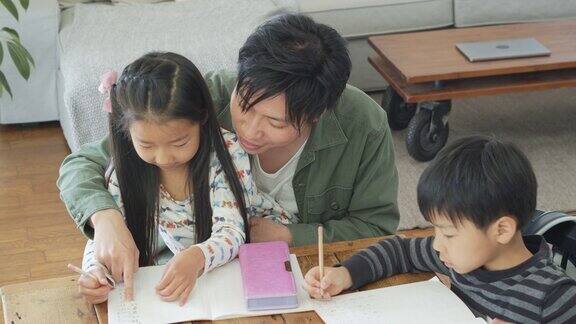 日本父亲帮助女儿追踪汉字