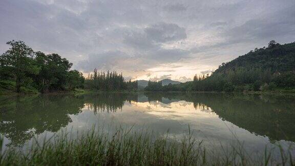 泰国松卡省里黄村的湖和松树的日出景象