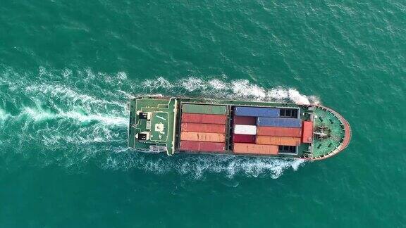 鸟瞰图集装箱船全速物流运输进出口或运输
