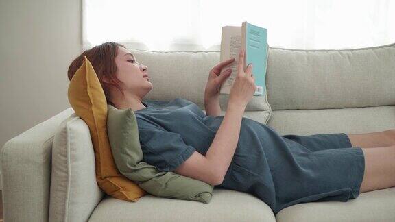 孕妇正在读书