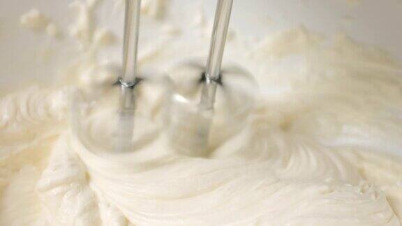 自动拌粉机搅拌奶油蛋糕在厨房准备甜点