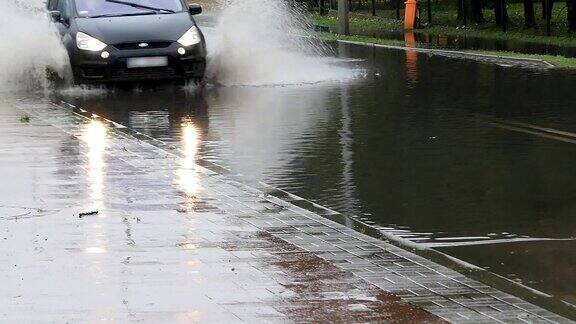 汽车穿过被水淹没的城市街道