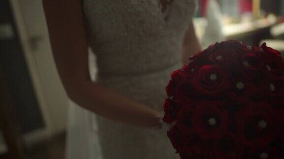 新娘捧着一束红花