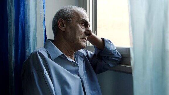 窗边垂头丧气的老人:悲伤、孤独、沮丧