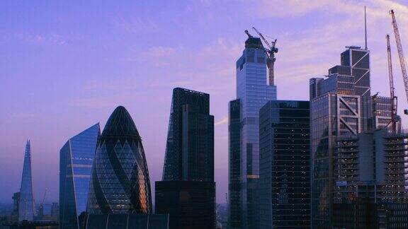 伦敦金融城金融区黄昏云在天空中移动