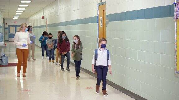 2019冠状病毒病期间学生在学校走廊戴口罩