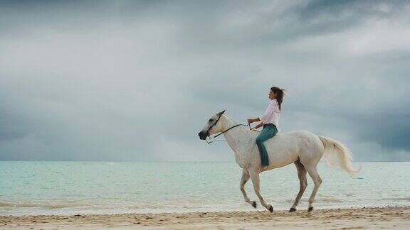 电影沙滩骑马