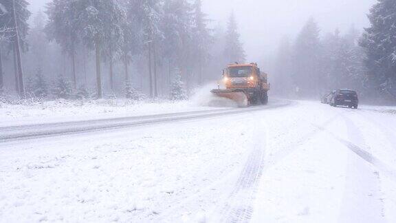 清理道路上的积雪