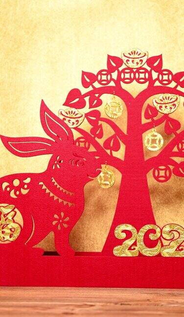 panview中国新年兔子吉祥物与现金牛在黄金背景在垂直组成的中文字的意思是财富没有标识没有商标