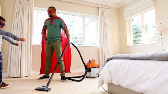 父子俩一边用吸尘器打扫房间一边假装是4k超级英雄