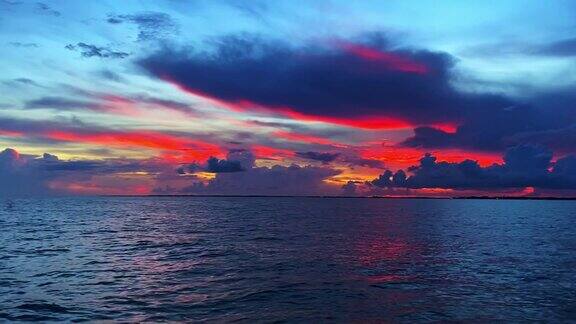美丽的深红和红色的天空在日落时从一艘船的佛罗里达群岛美国