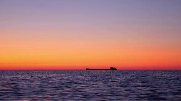深夜货船启航从快艇上拍摄风景夕阳余辉