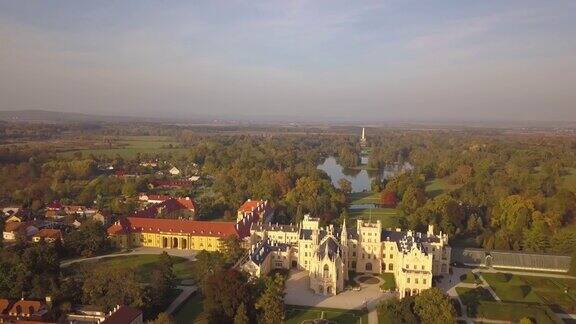 俯瞰捷克摩拉维亚的莱德尼斯镇和带绿色花园的城堡庭院联合国教科文组织世界遗产