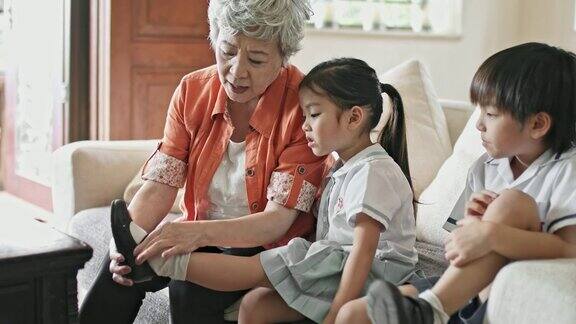 中国祖母给她的孙女穿鞋