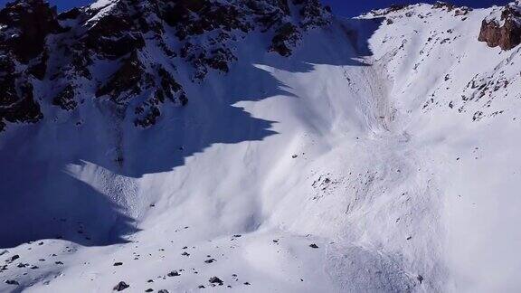 山里发生了一次雪崩