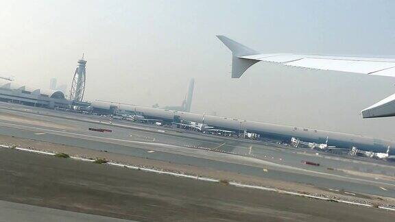 飞机在迪拜机场起飞