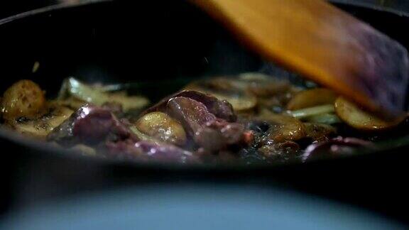 在平底锅里炸蘑菇和肉慢动作