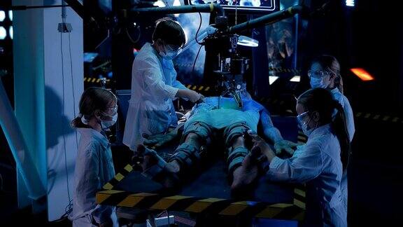 科学家们正在进行一项外星行动人形躺在手术台上与仪器和传感器相连