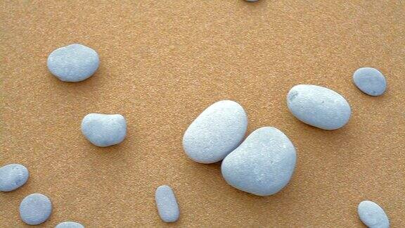 石头在沙地上