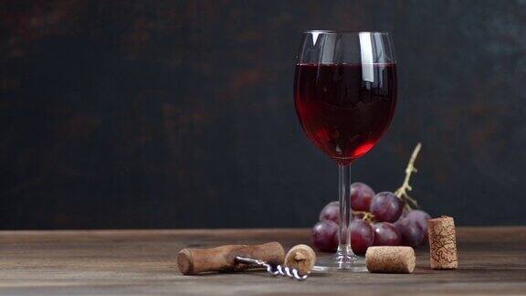 桌上一杯带软木塞的红酒缓缓地旋转着