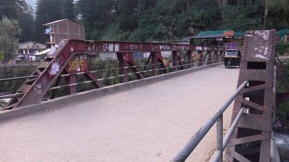印度喜马偕尔邦人力车穿过桥前往老马纳里
