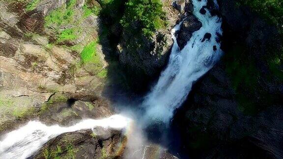 从空中俯瞰挪威巨大的沃林弗森瀑布