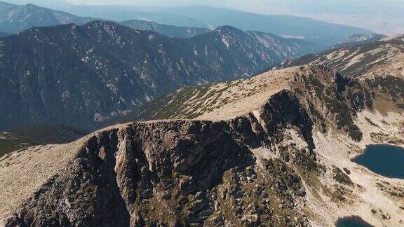 穆萨拉角里拉山脉波罗维茨保加利亚美丽的山鸟瞰图与无人机turn在夏天的晴天背景蓝色的天空山顶上的穆萨拉小屋大自然旅行