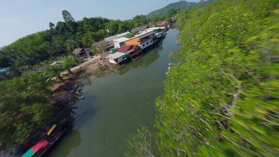 电影飞越亚洲村河堤船水河当地农村的房子