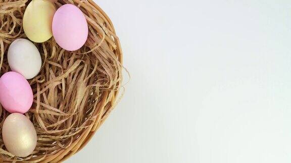 复活节在篮子里的白色背景上画复活节彩蛋复活节彩蛋装饰如何组装一个节日篮子兔子的节日