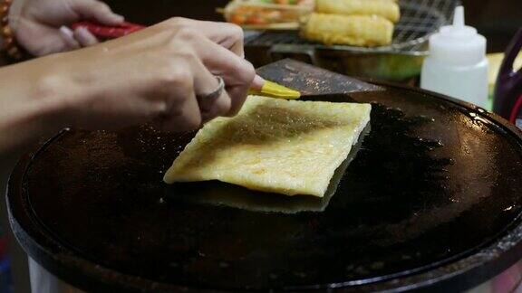 在越南夜市小贩用香蕉煎薄饼亚洲的街头食品4k