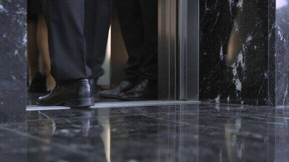 LD商务人士进入电梯时的双腿