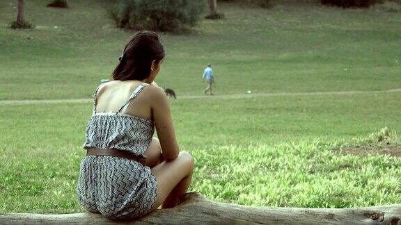 公园里那个伤心绝望的孤独女人问题麻烦