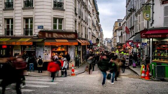 高清时间推移:行人在巴黎蒙马特购物街拥挤