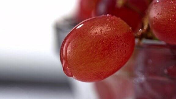 一滴葡萄浆果上的水滴