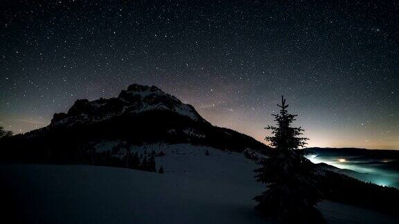 冬季天文时间流逝中夜空中星星在山顶上移动