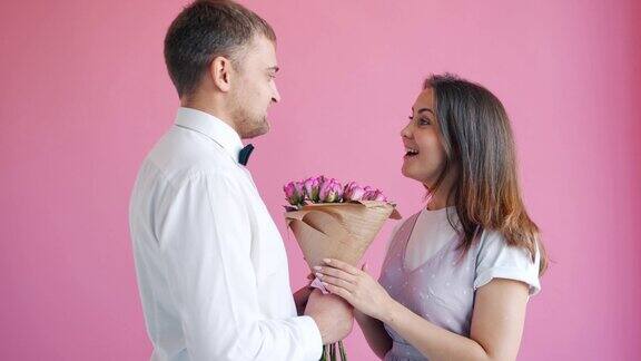 一对伤心的夫妇背靠背站着然后男人给女孩送花让她开心