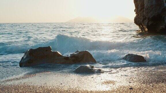 艺术海景镜头日落时海浪拍击岩石