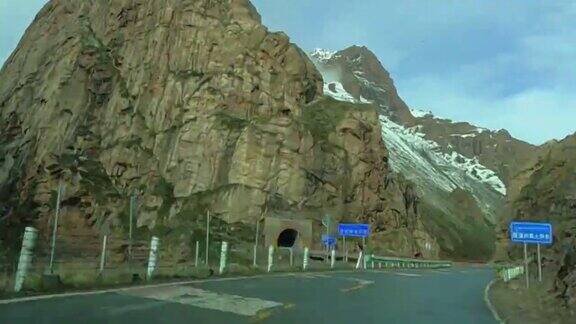新疆杜库高速公路南段的壮丽景色