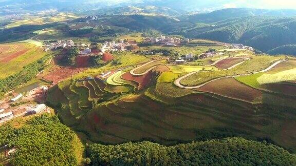 风景如画的七彩山和山脉对蓝天鸟瞰图