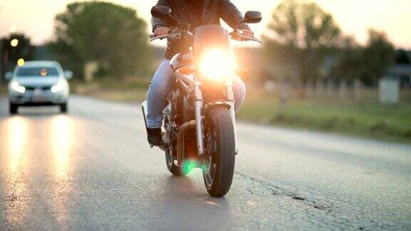 黄昏骑摩托车