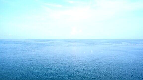 海景的颜色蓝色美丽而平静