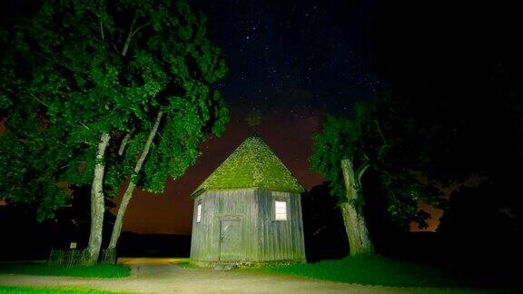 夜晚时光流逝带着神奇的房子和星星仙鹤