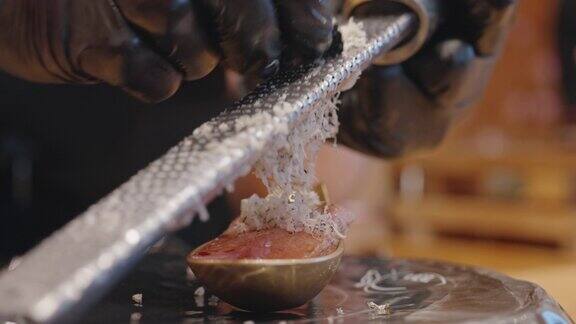 日本厨师正在准备鲑鱼寿司