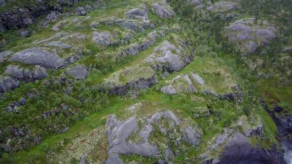 在下雨的天气从无人机俯瞰挪威山区的瀑布
