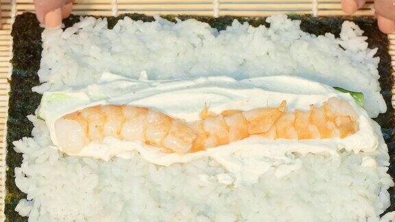 厨师把虾奶酪放在上面卷寿司卷