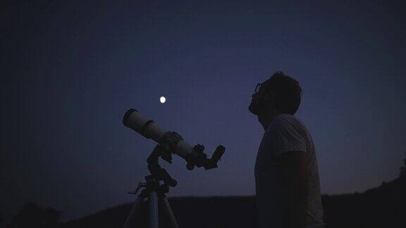 天文学家用望远镜观察星星和月亮