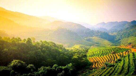 泰国北部晨雾缭绕的山脉上美丽的阳光