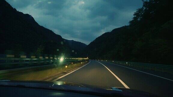 夜间高速公路上行驶的汽车