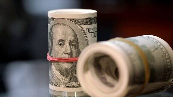 钞票滚上了桌子一卷一卷的百元美钞